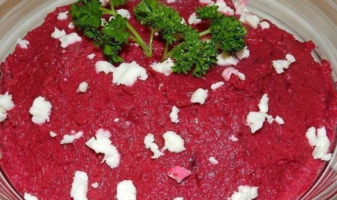 салат Дружба с плавленным сыром чесноком и свеклой