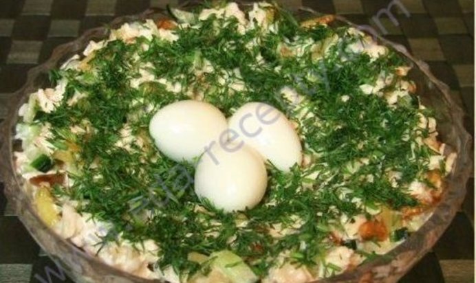 Салат гнездо глухаря с перепелиными яйцами и курицей