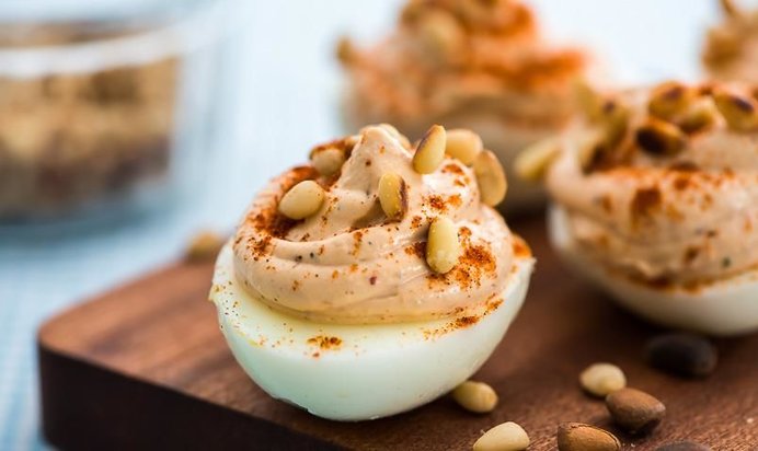 Яйца, фаршированные хумусом