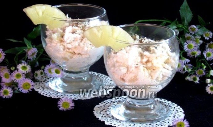 Пикантный салат из ананаса, курицы и сыра