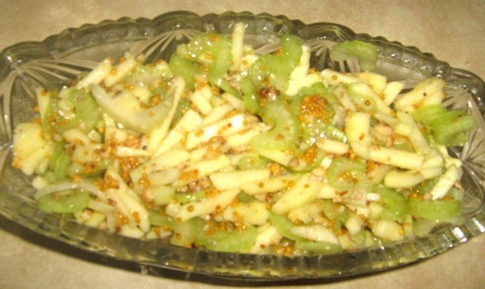 Салат из сельдерея и яблок с горчичным винегретом