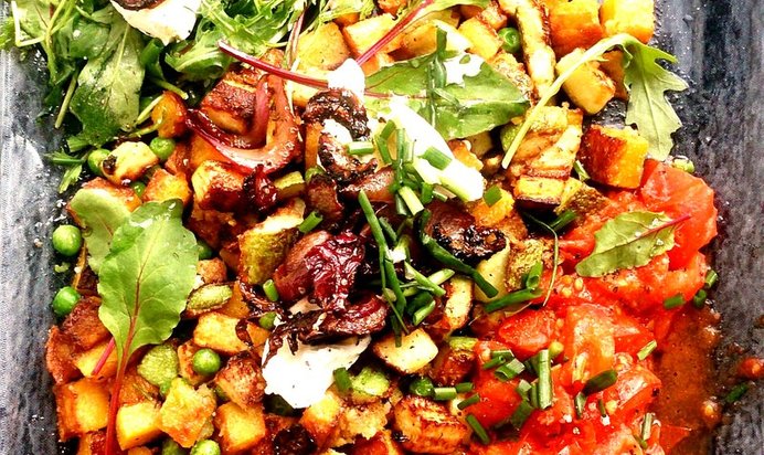 Теплый салат из тыквы сквош с зеленым горошком, сливочным сыром и карамелизированным луком