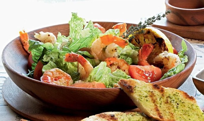 Салат с креветками и кростини