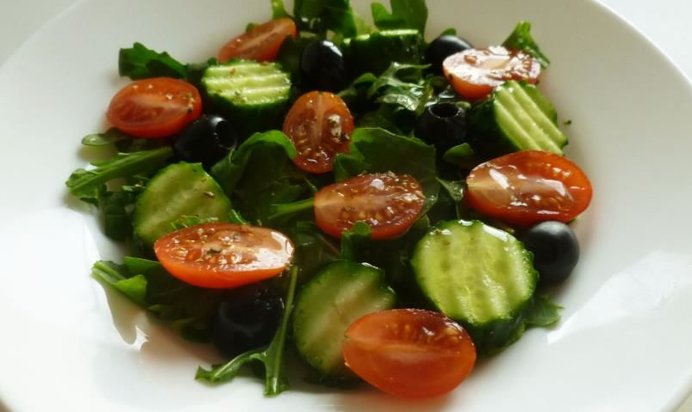 Салат из свежих овощей с маслинами и орегано