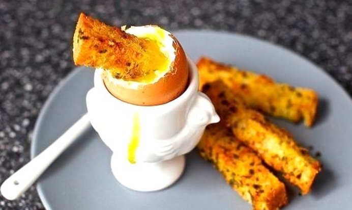 Яйцо в мешочек с гренками