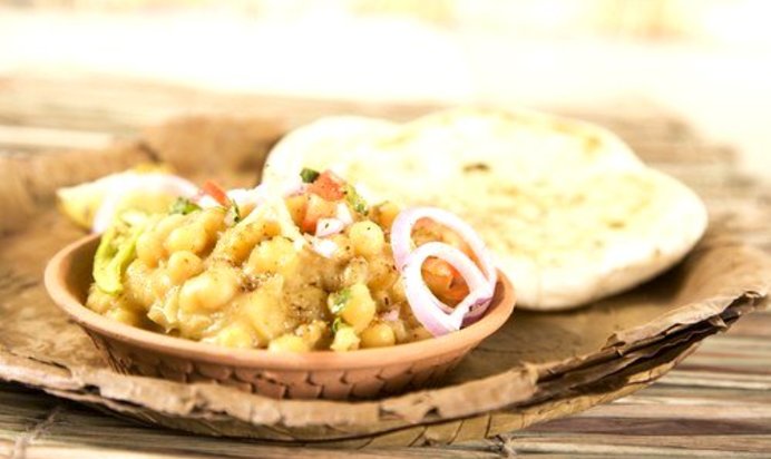 Индийский салат с бананами и томатами