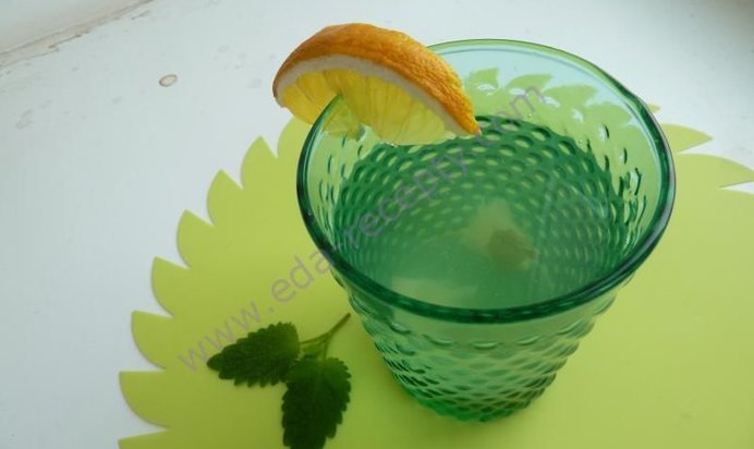 Напиток лимонад из мяты и лимона