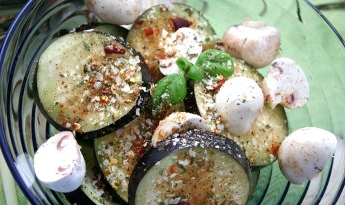 Салат из баклажанов с грудинкой и грибами