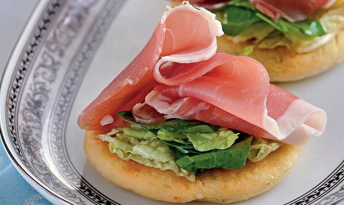 Картофельные фокаччине с салатом