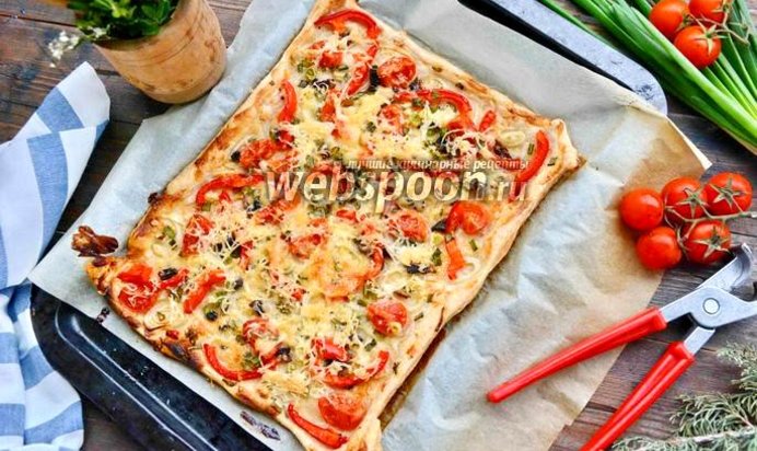 Пицца с болгарским перцем, луком и помидорами черри