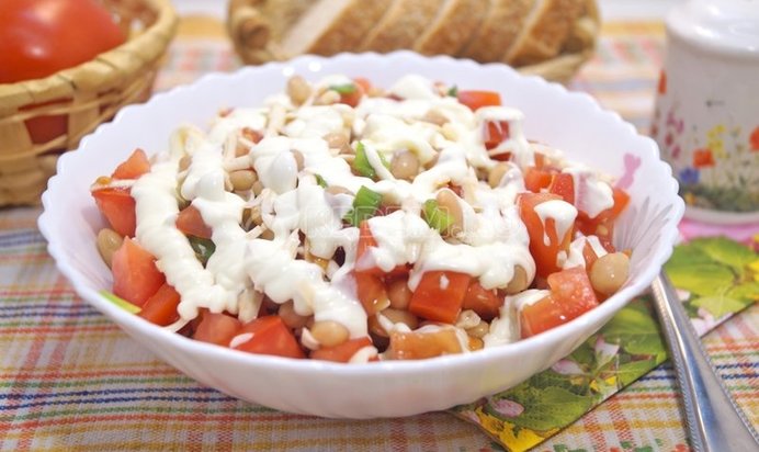 Салат с фасолью и помидорами