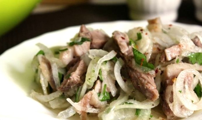Cалат со свининой и луком