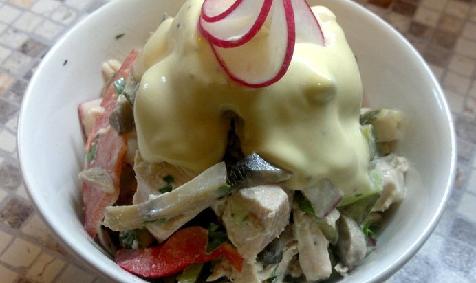 Пикантный салат из курицы, грибов и редиса