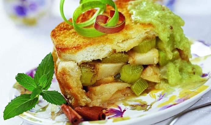 Шарлотка с ревенем и яблоками