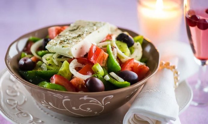 Греческий салат с фетаксой