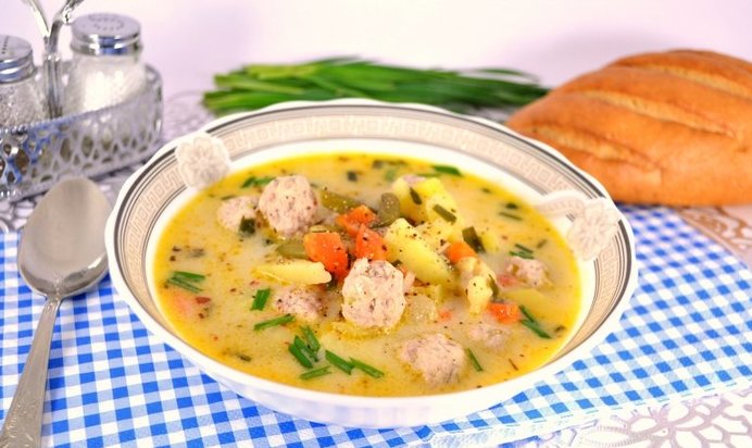 Сырный суп с замороженными овощами, зеленью чеснока и фрикадельками