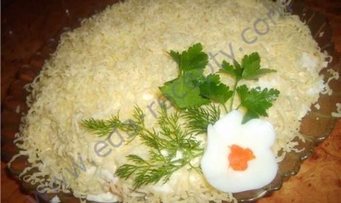 Салат с фасолью сыром и курицей