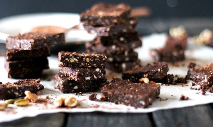 Сыроедческий брауни с кусочками какао-бобов
