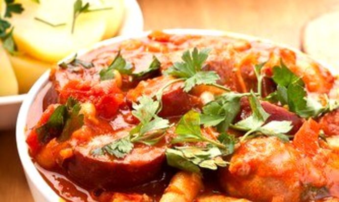 Гуляш с копчеными колбасками, фасолью и болгарским перцем