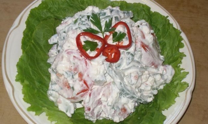Салат болгарская брынза с помидорами и перцем и огурцами