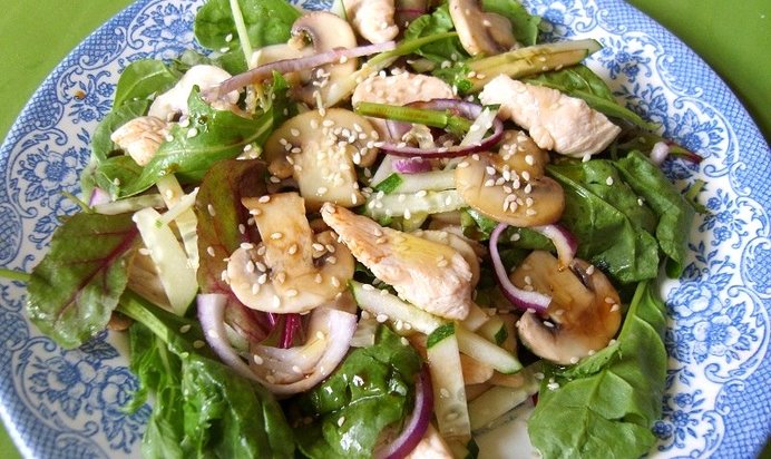 Салат пикантный с курицей и шампиньонами