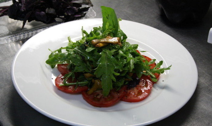 Салат с лисичками на подложке из помидор