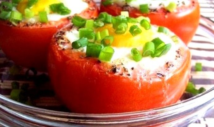 Яичница в помидорах