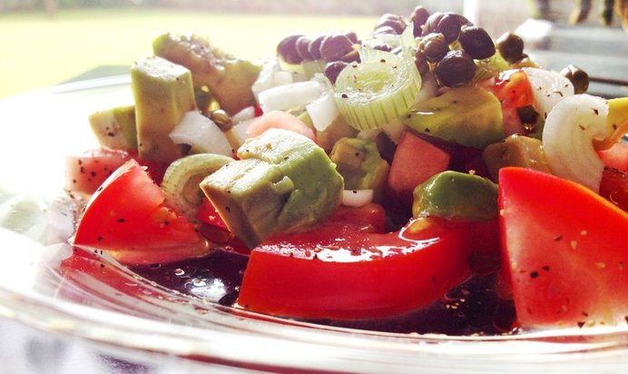 Салат из авокадо, помидоров и каперсов