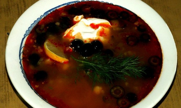 Солянка с копчеными ребрышками