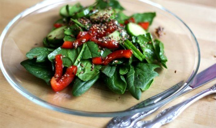 Салат со шпинатом и овощами