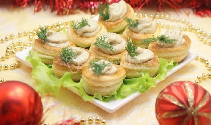 Салат из морепродуктов с авокадовым соусом