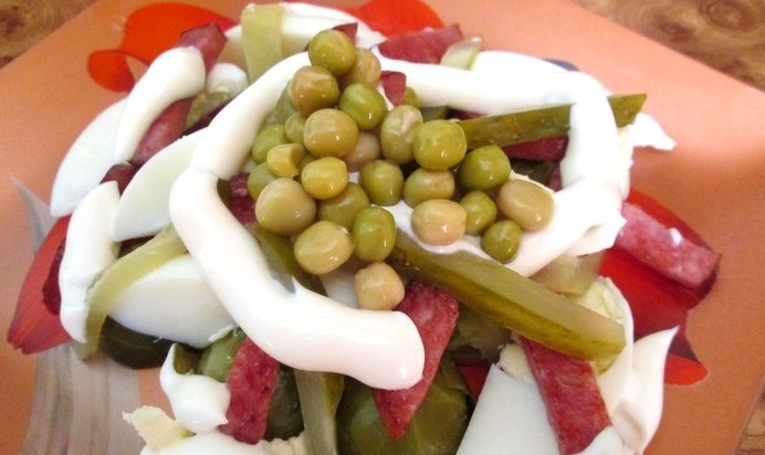 Салат из брюссельской капусты с яйцом и колбасой