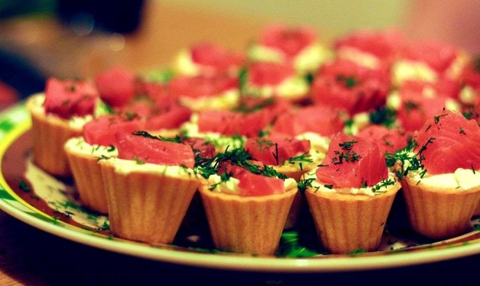 Салат в тарталетках с семгой