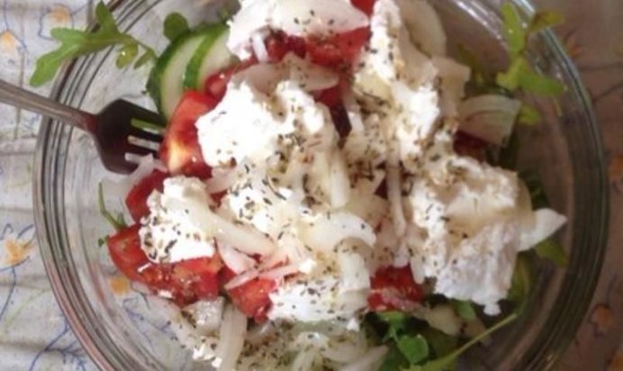 Овощной салат с фетой, рукколой и заправкой на лимонном соке