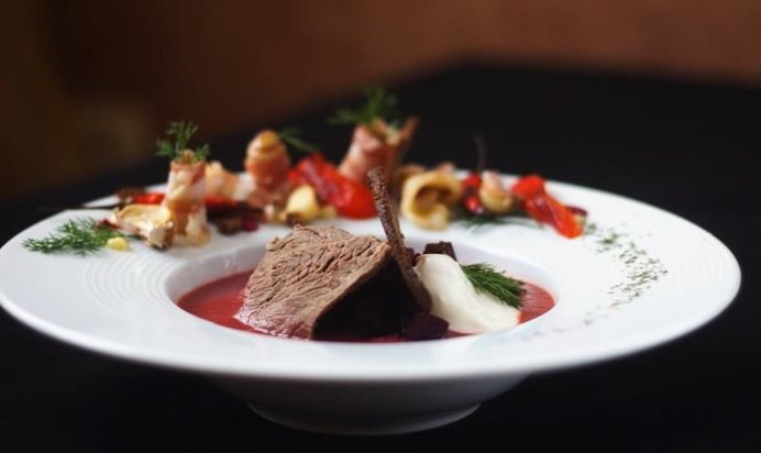 Крем-борщ с печёным перцем, роллами из сала и запеченным чесноком