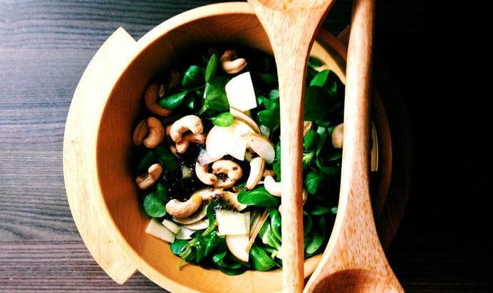 Салат с грушами, козьим сыром и заправкой из меда и горчицы