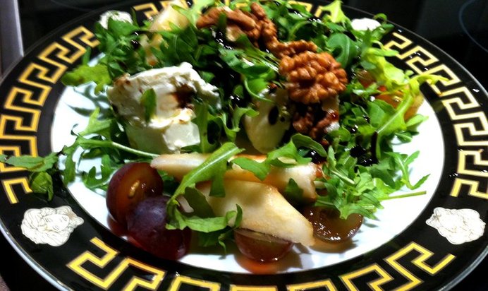 Салат с мягким сыром и грецкими орехами