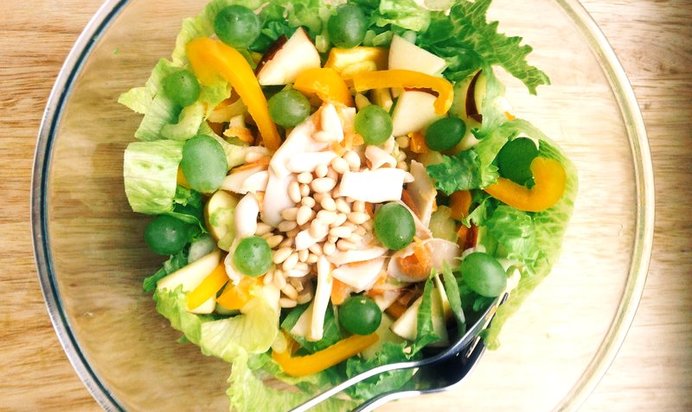 Теплый салат с кальмаром в кокосовых сливках