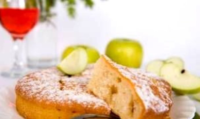 Шарлотка со сгущенкой и яблоками