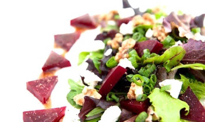 Салат из рукколы со свеклой и козьим сыром