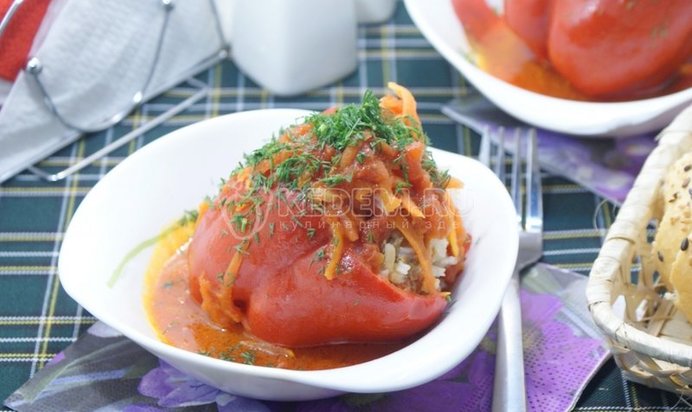 Салат из курицы с кедровыми орешками и козьим сыром