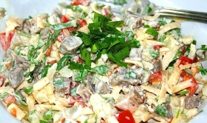 Мясной слоеный салат с картофелем и сыром