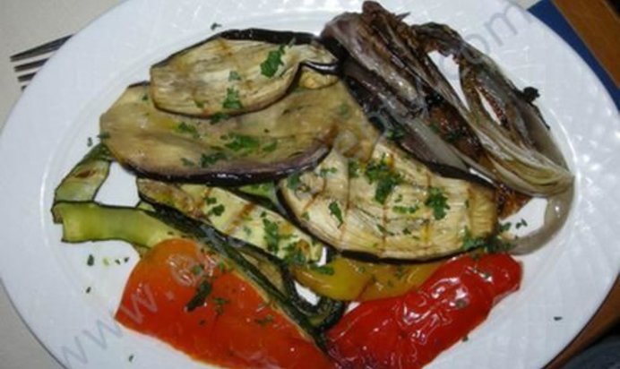 Салат из овощей, жареных на гриле