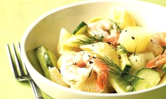 Салат с креветками, пастой и огурцом