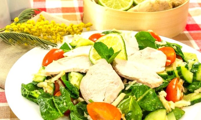 Салат с сельдереем, шпинатом и куриным филе