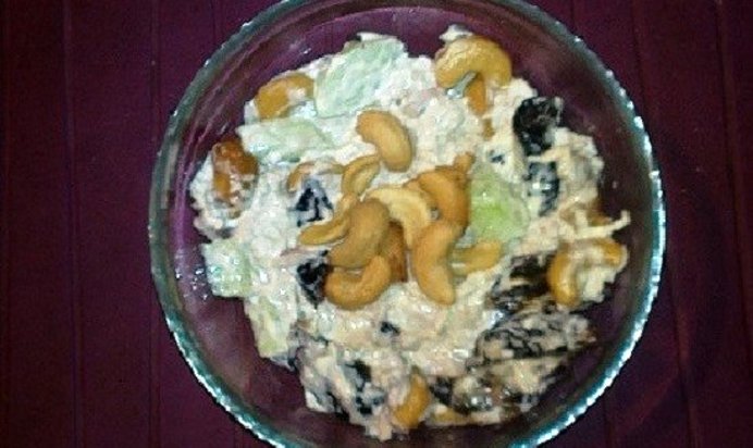 Салат «Черногуца» с курицей и черносливом