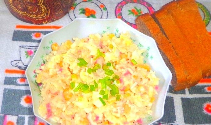 Салат с кукурузой и крабовыми палочками