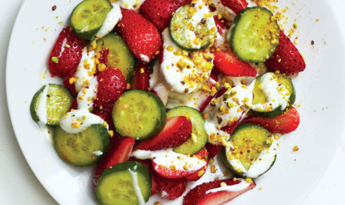 Салат с клубникой, огурцом и сметаной