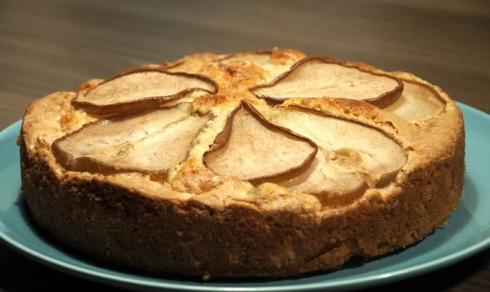 Грушевый пирог с миндалем