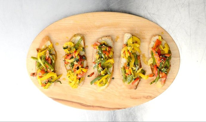 Салат из перца по‑баскски на белых сухарях